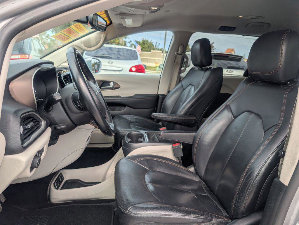 Used 2017 Chrysler Pacifica Touring-L FWD image 9