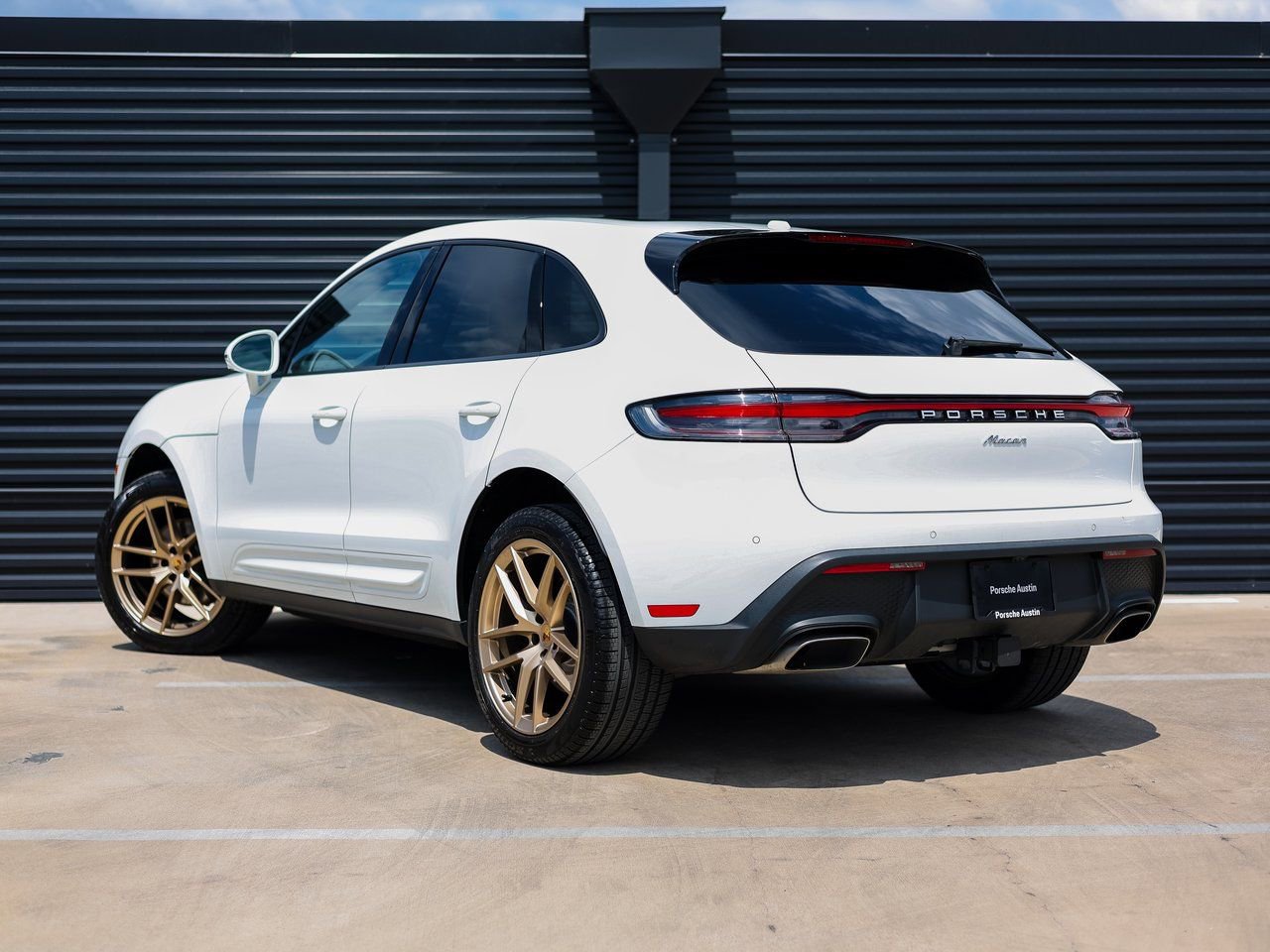 Certified 2025 Porsche Macan AWD/4WD image 3