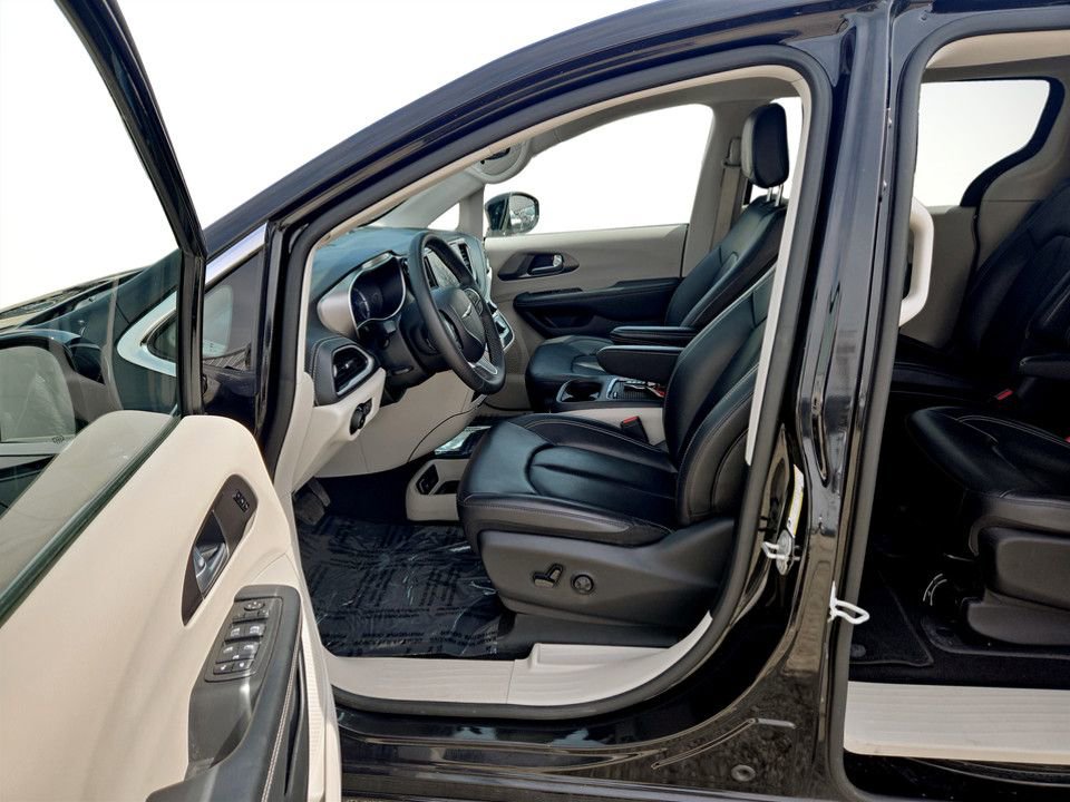 Used 2024 Chrysler Pacifica Select image 28