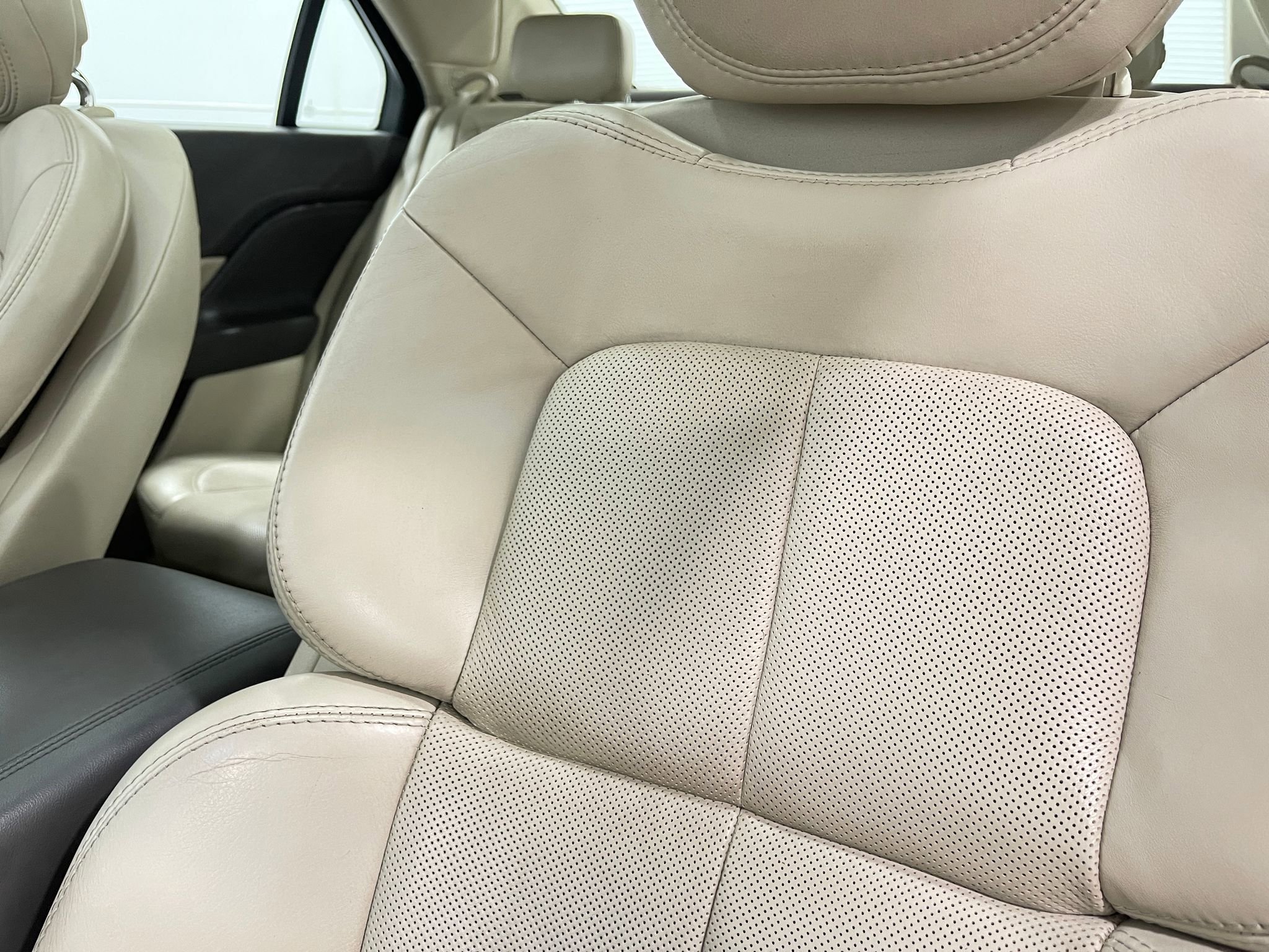 Used 2018 Lincoln Continental Select w/ Continental Climate Package image 17