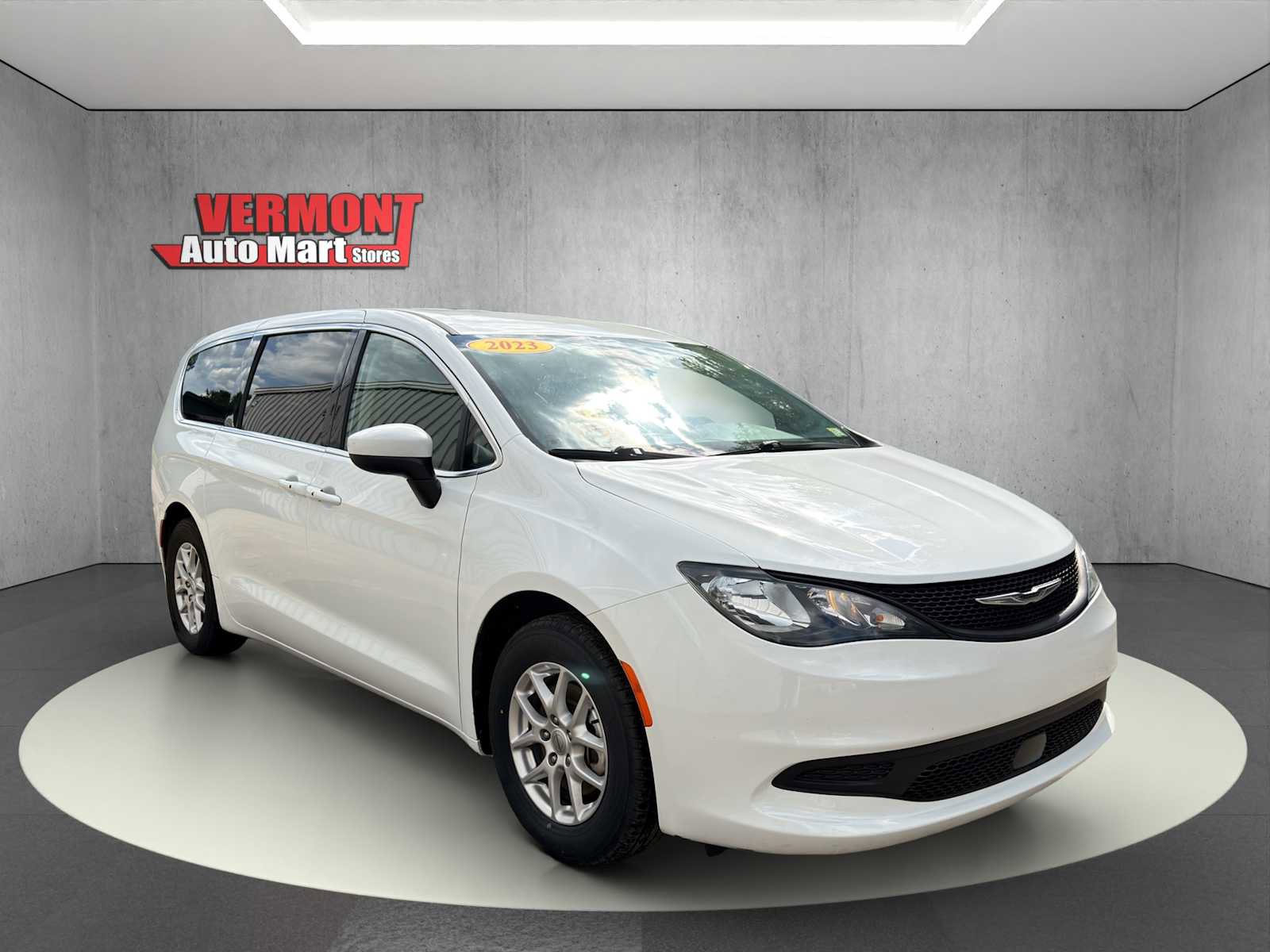 Used 2023 Chrysler Voyager LX FWD image 1