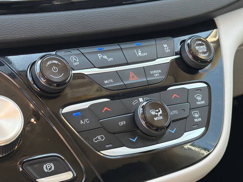 Used 2024 Chrysler Pacifica Touring-L image 31