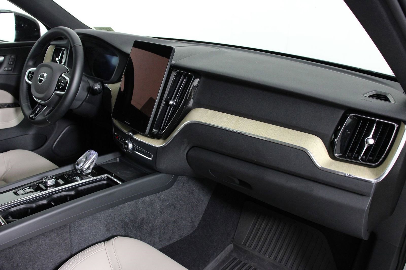 Certified 2026 Volvo XC60 B5 Plus w/ Protection Package Premier AWD/4WD image 22