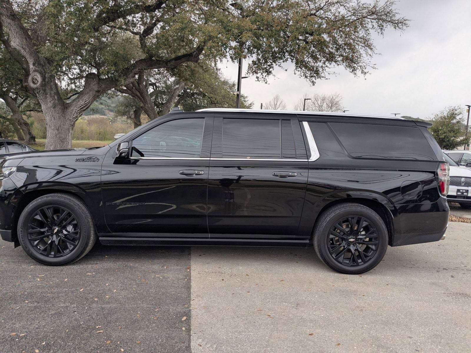 Used 2023 Chevrolet Suburban High Country w/ Advanced Technology Package image 6