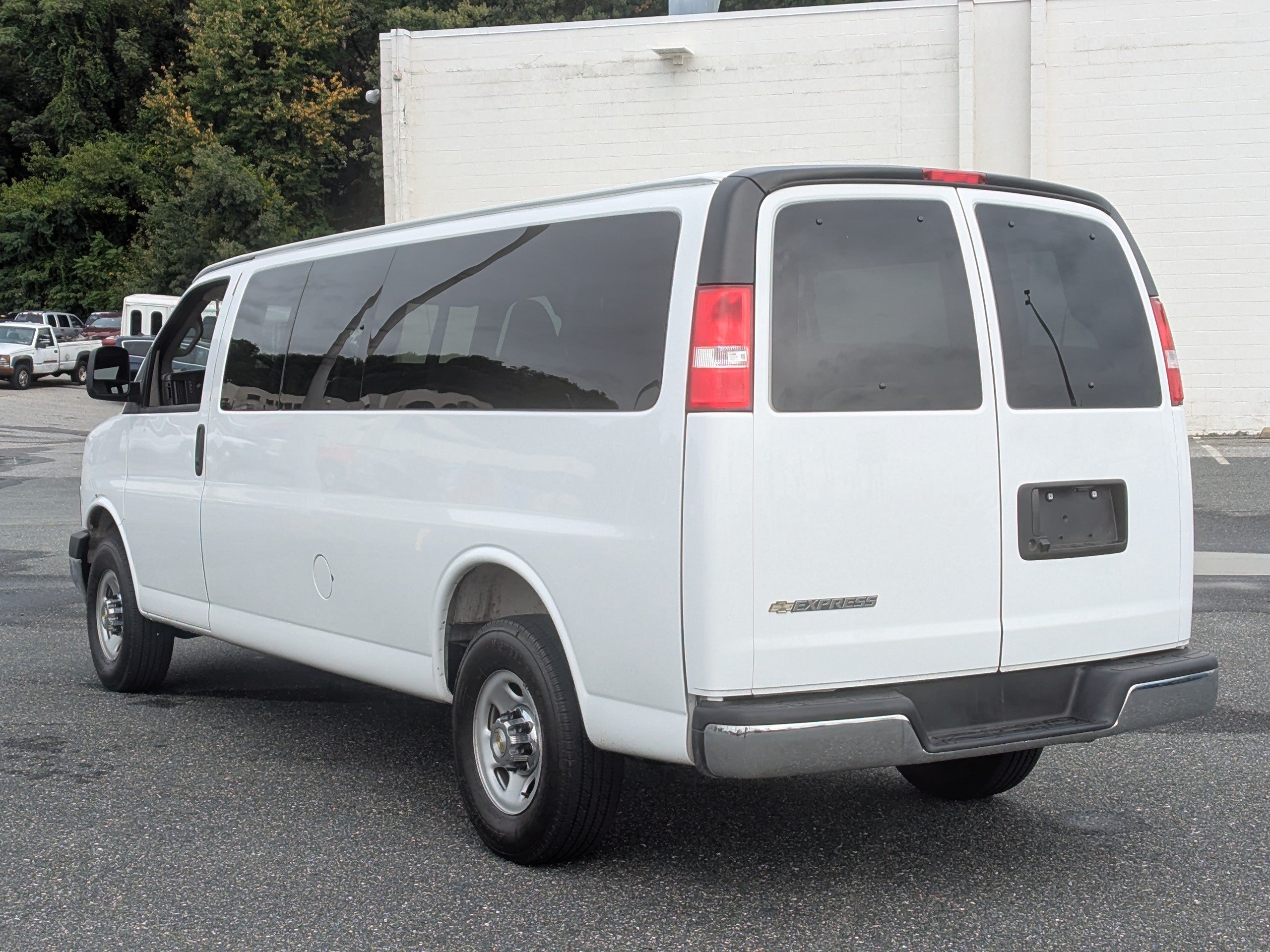 Used 2025 Chevrolet Express 3500 LT w/ LT Preferred Equipment Group RWD image 6
