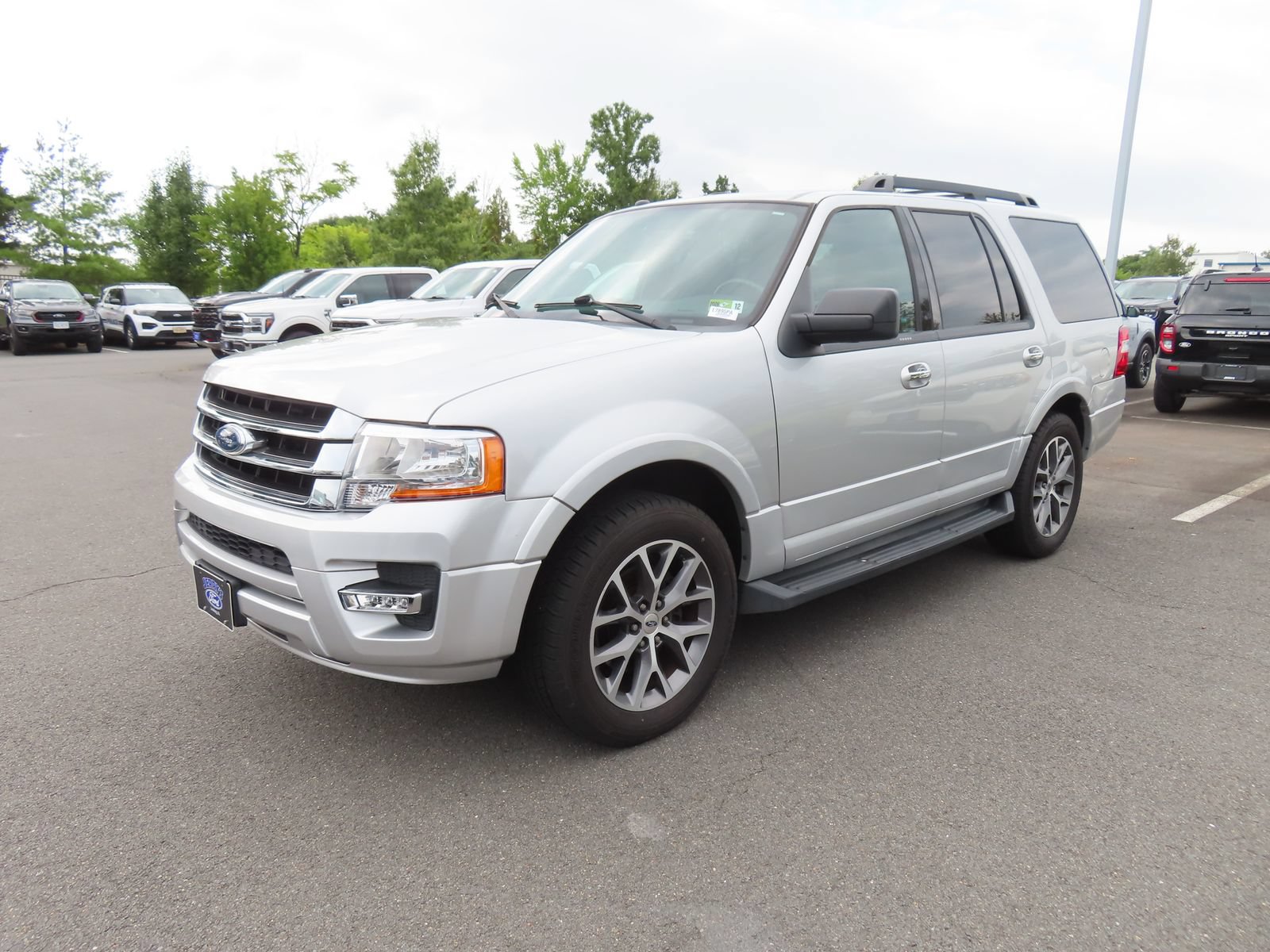 Used 2017 Ford Expedition XLT w/ Equipment Group 201A RWD image 3