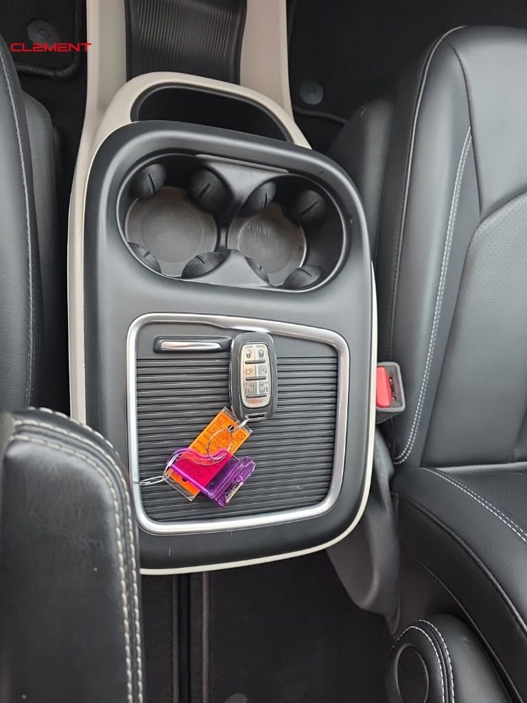 Used 2023 Chrysler Pacifica Touring-L image 14