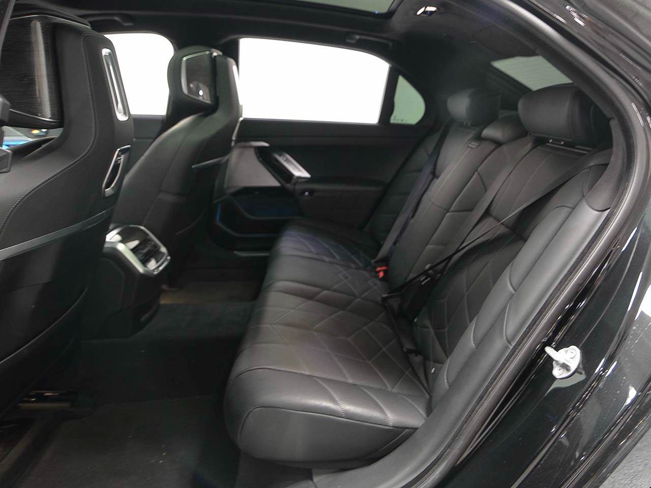 Used 2023 BMW 760i xDrive w/ Luxury Rear Seating Package AWD/4WD image 11