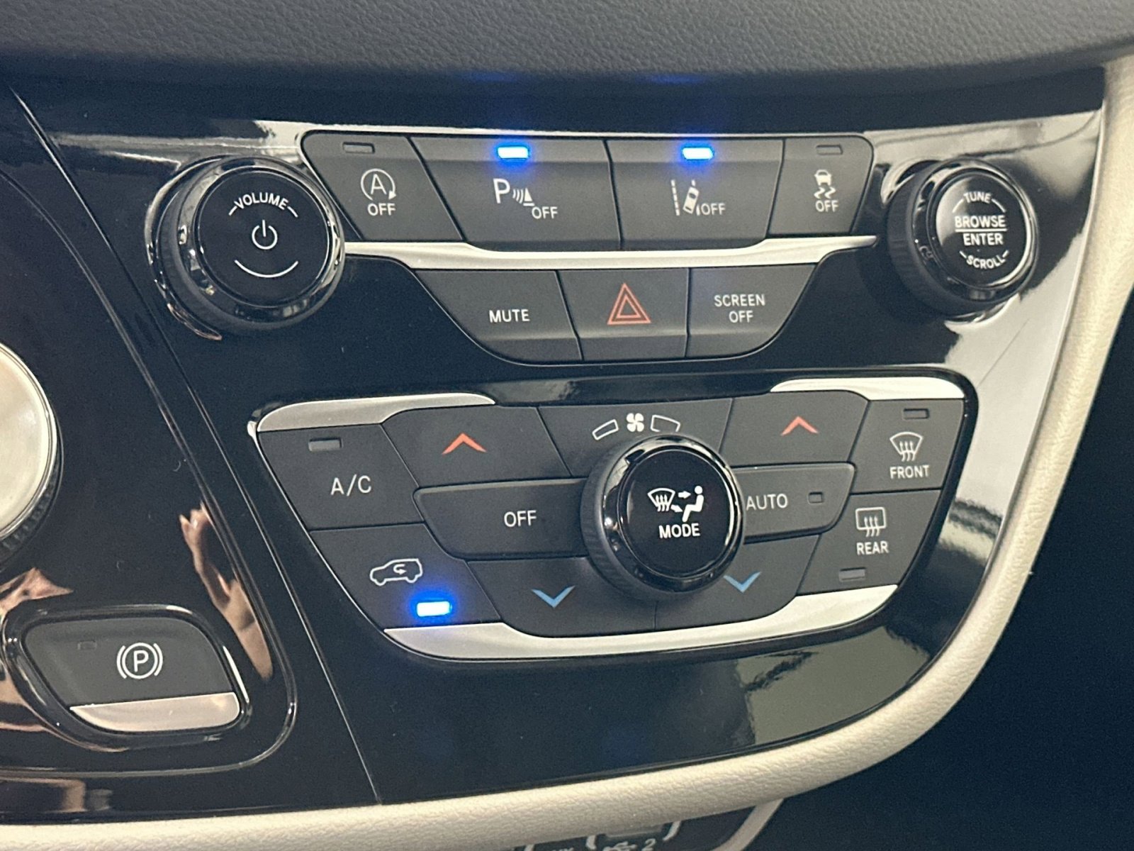 Used 2023 Chrysler Pacifica Touring-L image 26