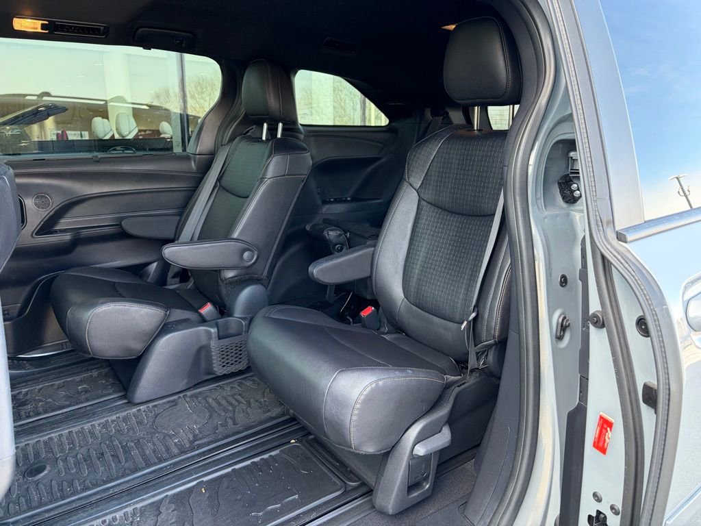 Used 2025 Toyota Sienna XLE Woodland Edition image 6