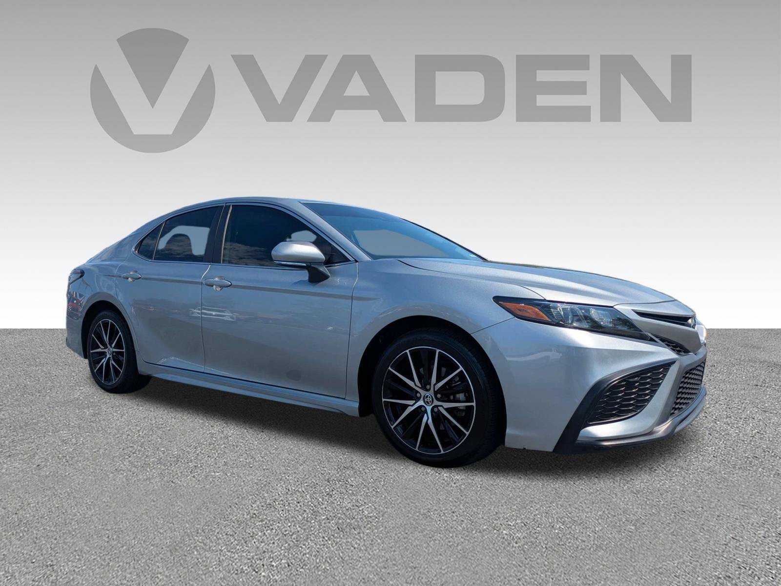 Used 2024 Toyota Camry SE FWD image 3