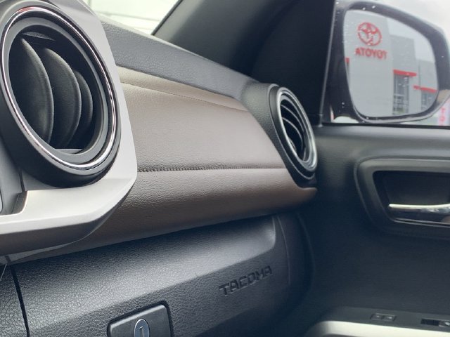Used 2018 Toyota Tacoma Limited RWD image 10
