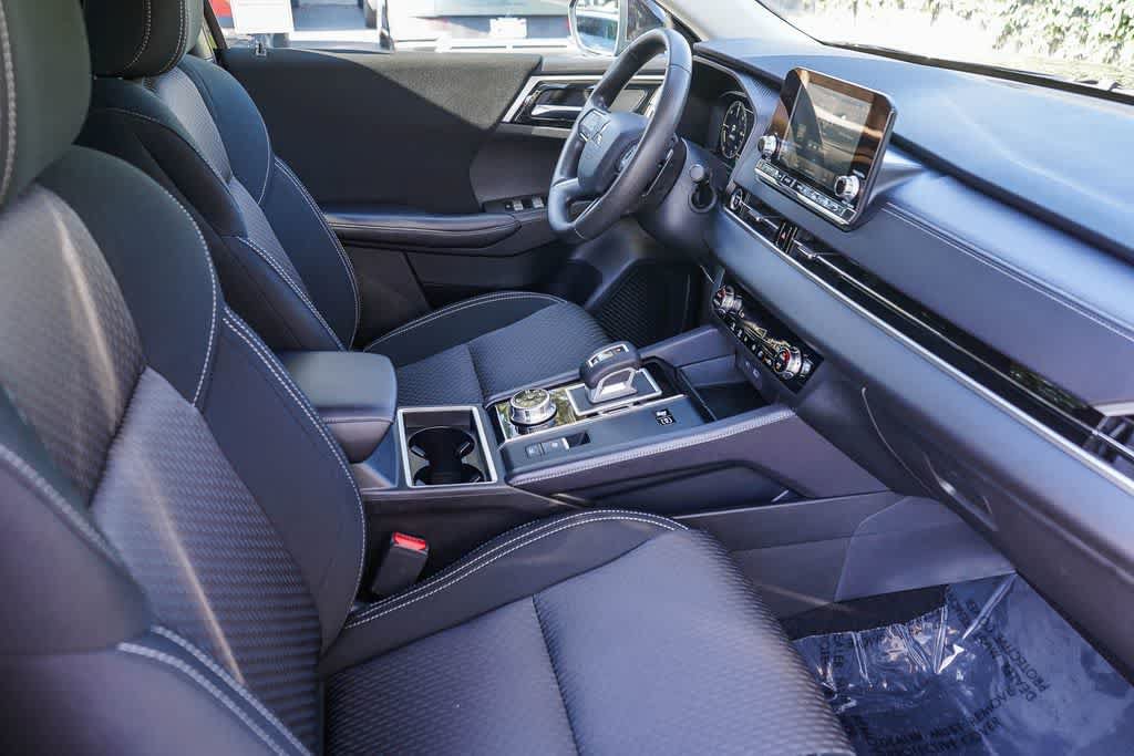 Used 2025 Mitsubishi Outlander ES AWD/4WD image 16