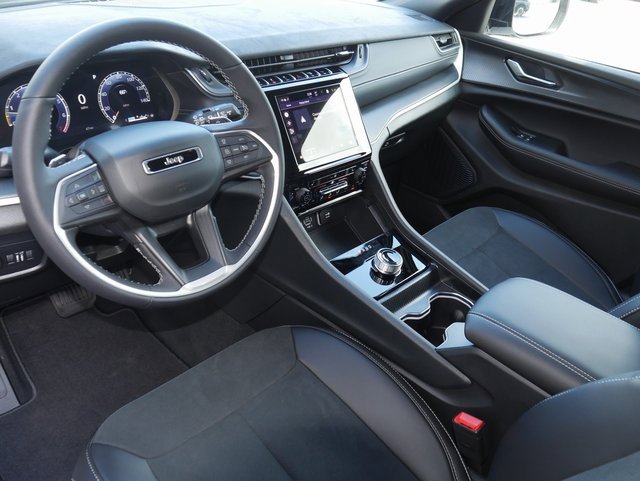 New 2025 Jeep Grand Cherokee Altitude image 17
