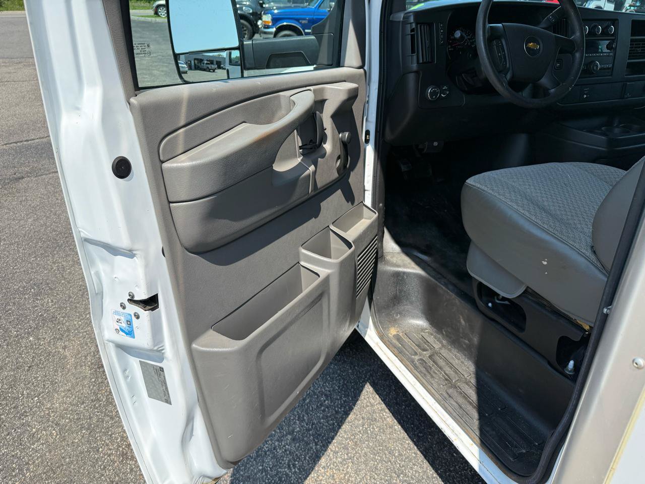 Used 2015 Chevrolet Express 3500 Extended RWD image 17