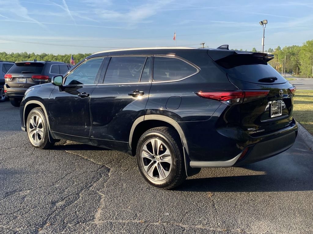 Used 2022 Toyota Highlander XLE AWD/4WD image 3