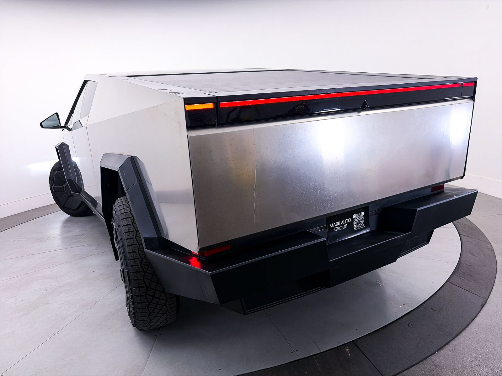 Used 2024 Tesla Cybertruck AWD Crew Cab image 4
