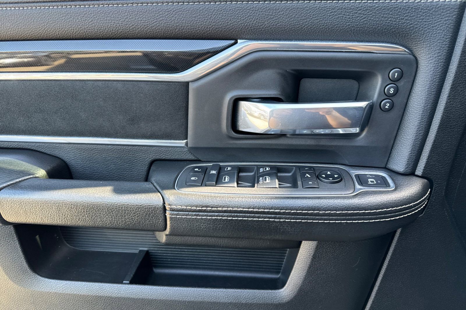 Used 2021 RAM 2500 Laramie w/ Night Edition image 10