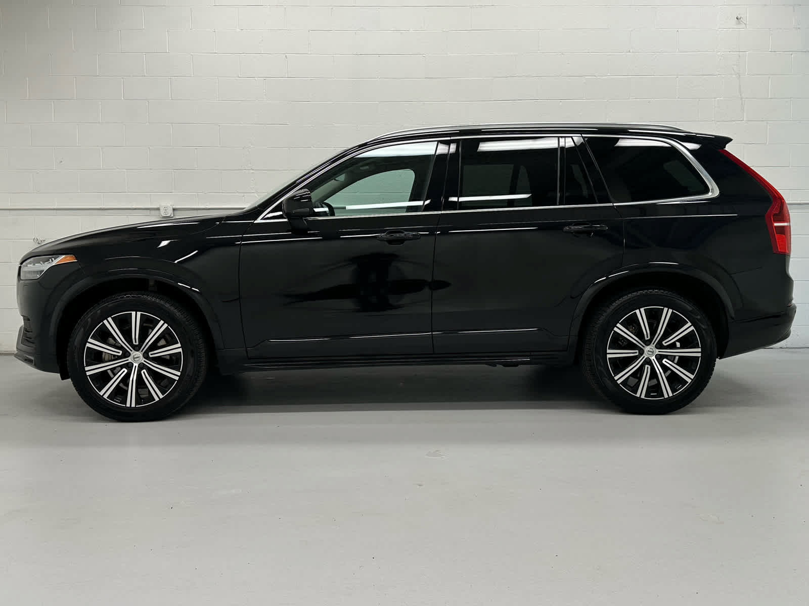 Used 2023 Volvo XC90 B6 Core w/ Protection Package Premier AWD/4WD image 3