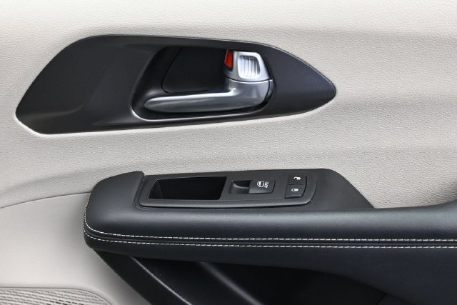 Used 2024 Chrysler Pacifica Touring-L FWD image 26