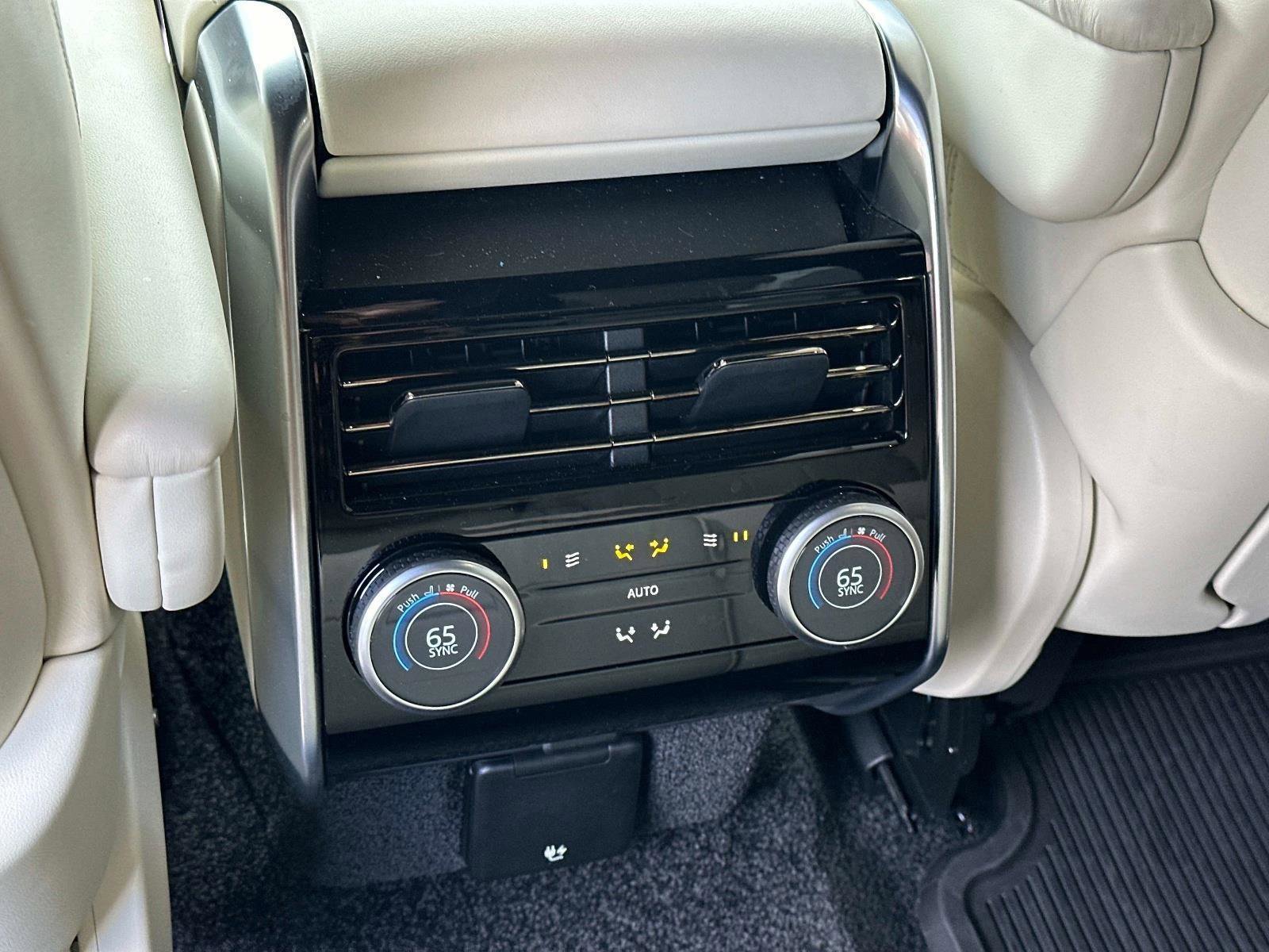 Used 2025 Land Rover Range Rover Long Wheelbase Autobiography image 13