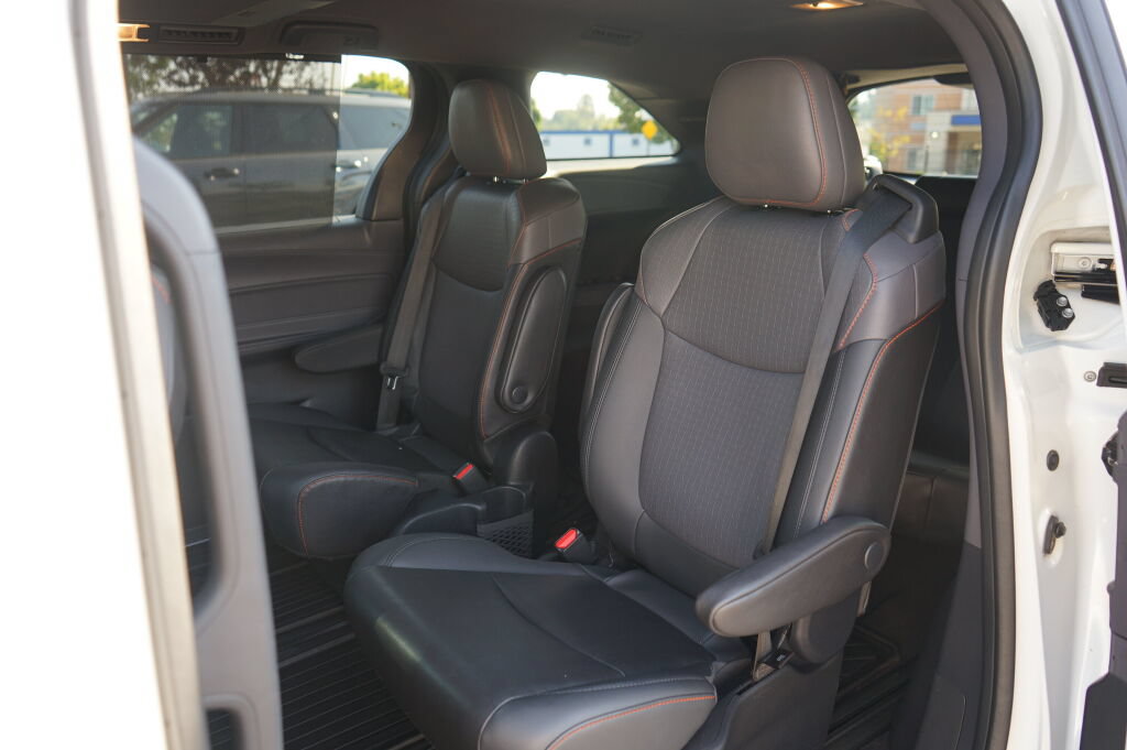 Used 2022 Toyota Sienna XSE w/ XSE Plus Package AWD/4WD image 17