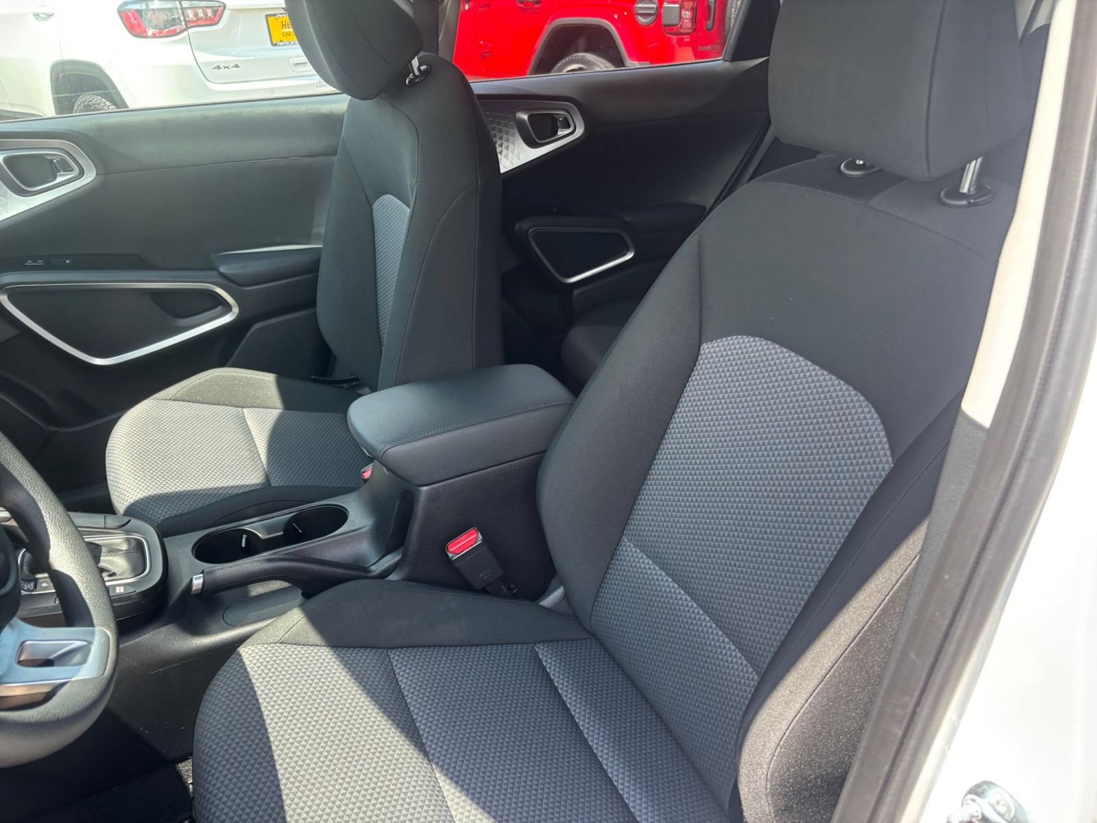 Used 2025 Kia Soul LX w/ LX Technology Package FWD image 33