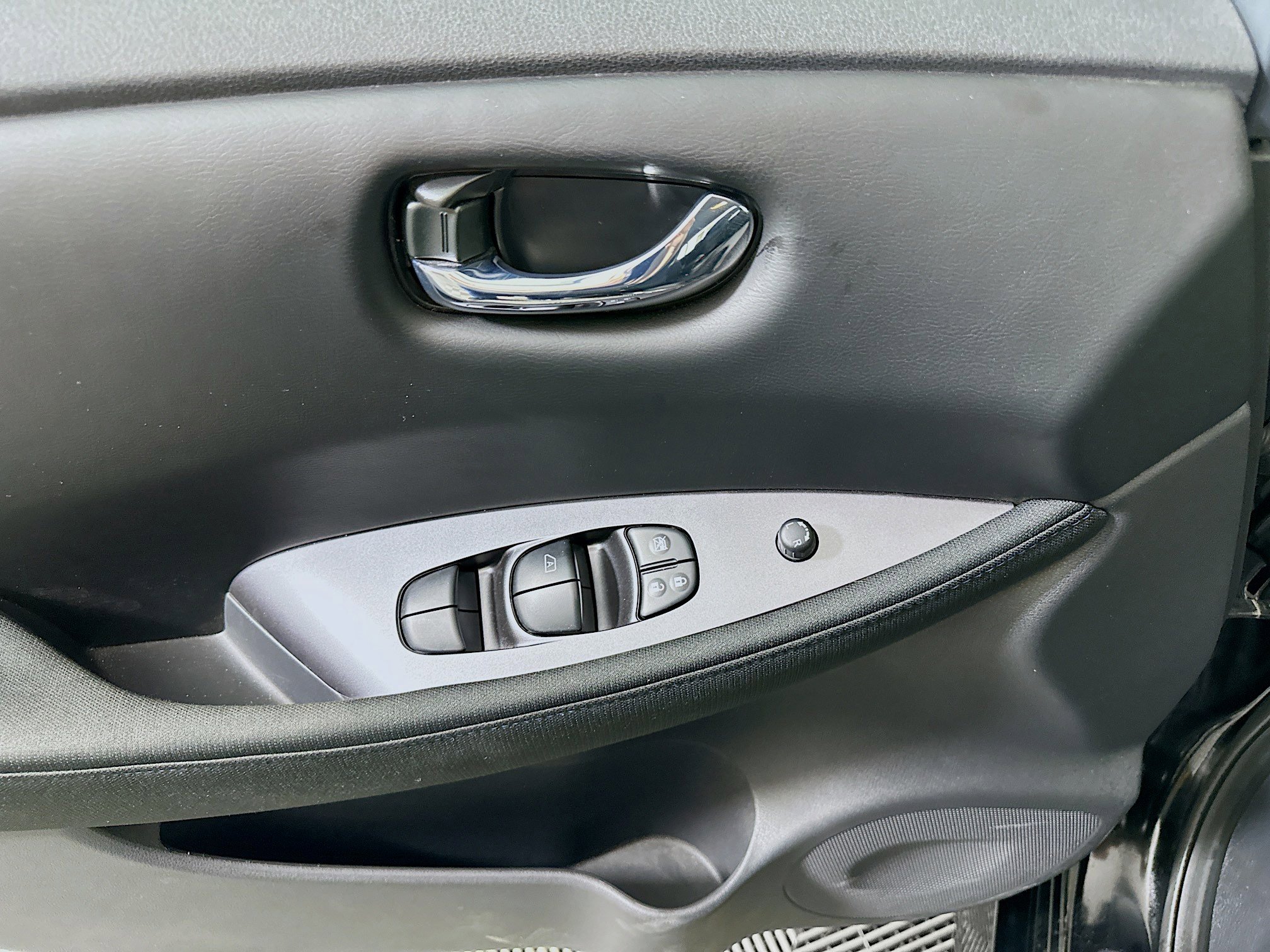 Used 2025 Nissan Leaf S image 15