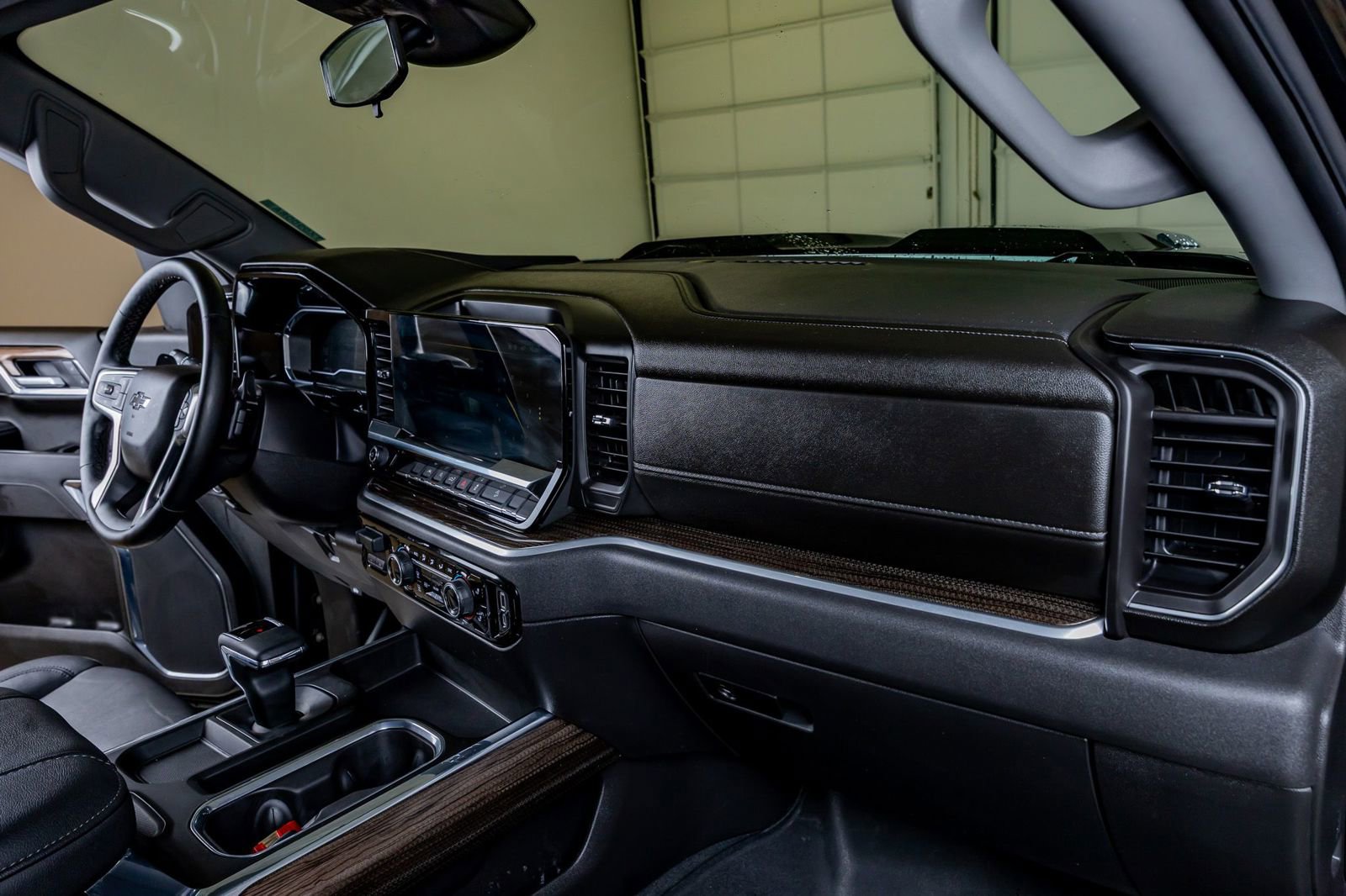 Used 2025 Chevrolet Silverado 1500 LT Trail Boss w/ Convenience Package II AWD/4WD image 18