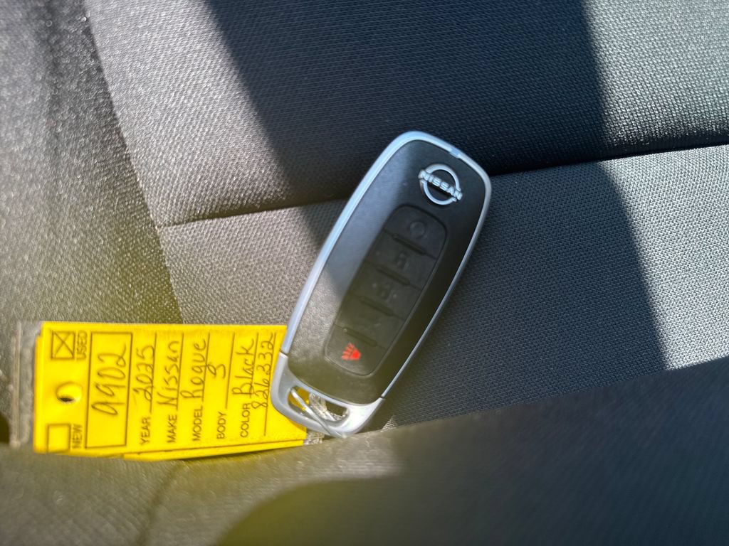 Used 2025 Nissan Rogue S AWD/4WD image 39
