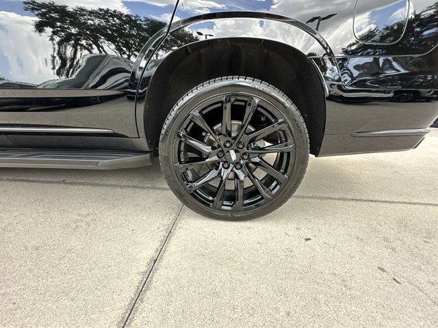 Used 2022 Cadillac Escalade Luxury w/ LPO, Illumination Package AWD/4WD image 18