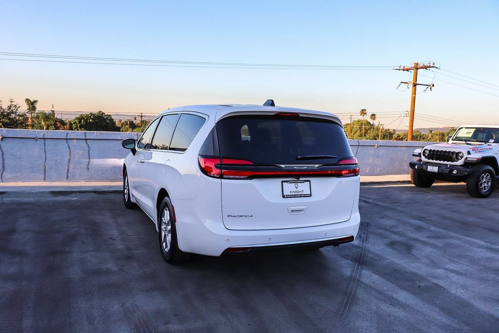New 2027 Chrysler Pacifica Select FWD image 7