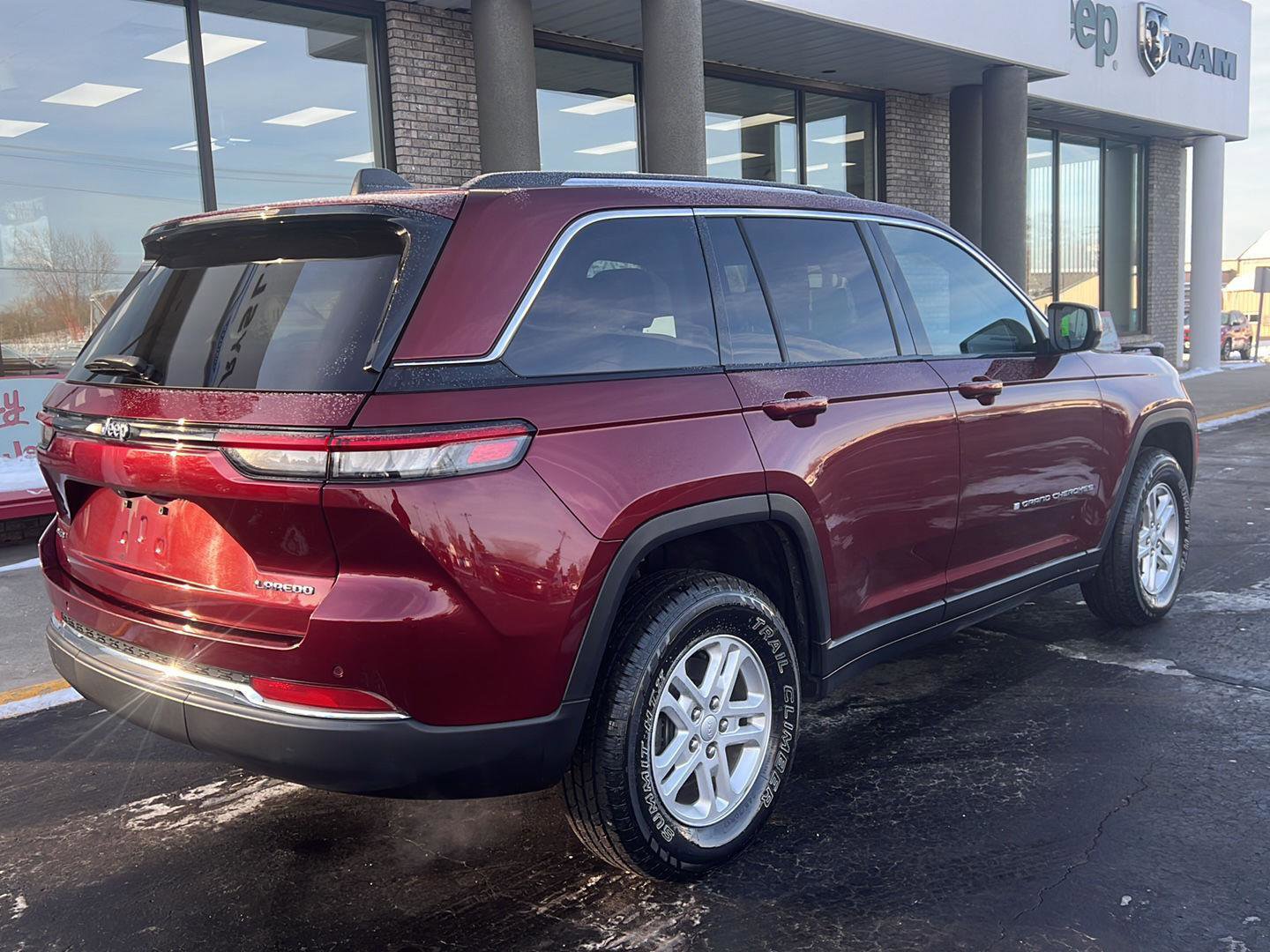 Used 2023 Jeep Grand Cherokee Laredo image 5