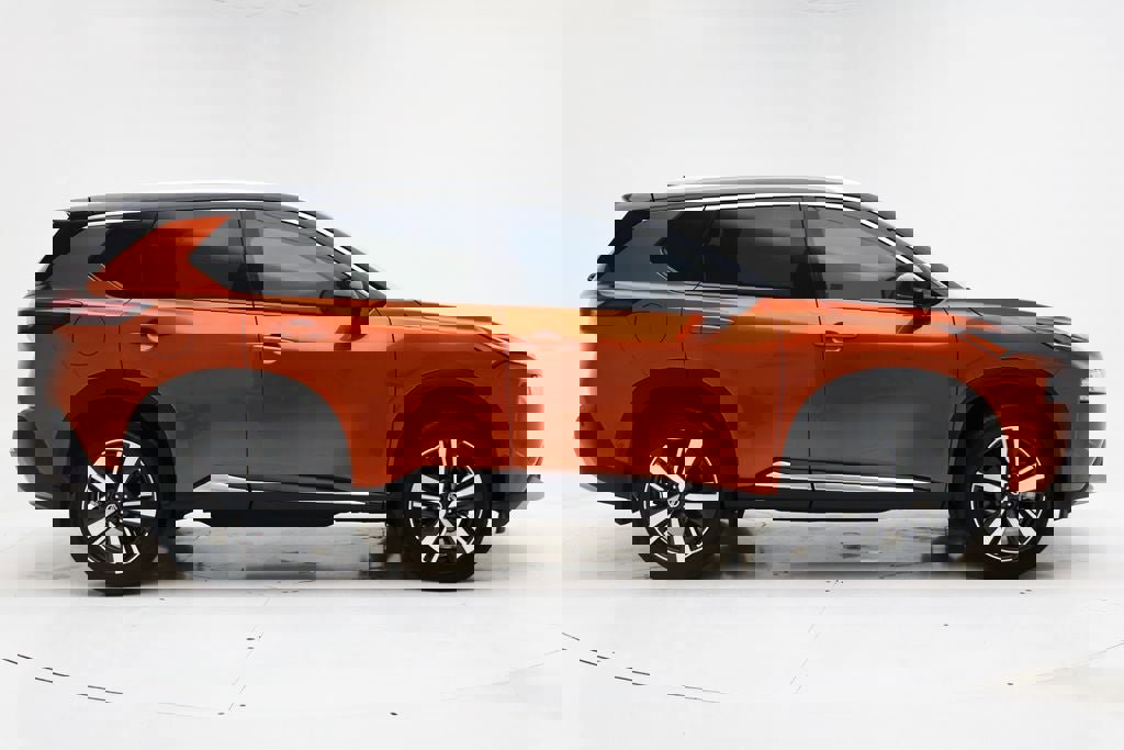 Used 2021 Nissan Rogue Platinum image 3