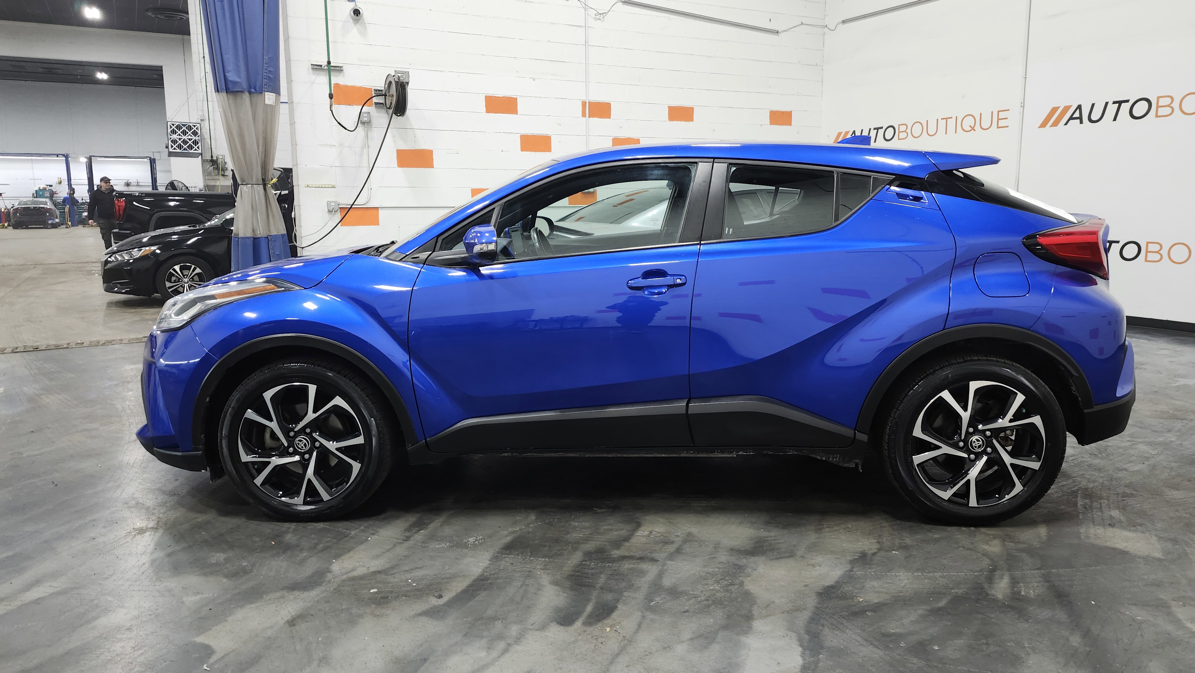 Used 2022 Toyota C-HR XLE image 11