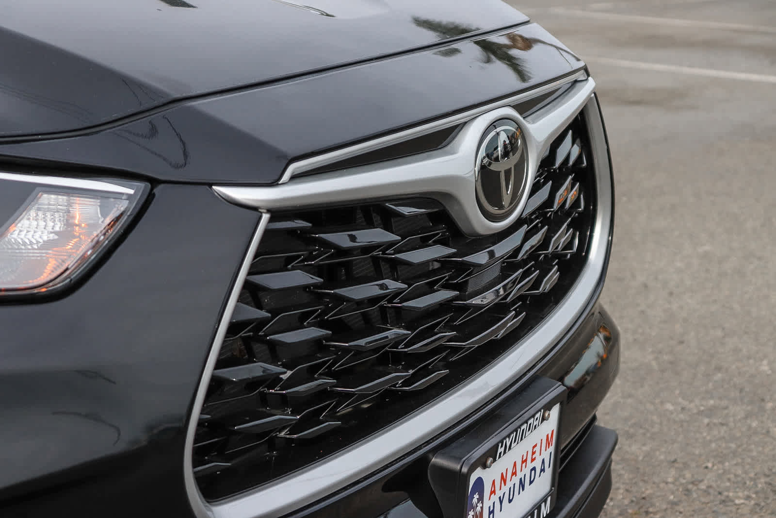 Used 2023 Toyota Highlander XLE image 4