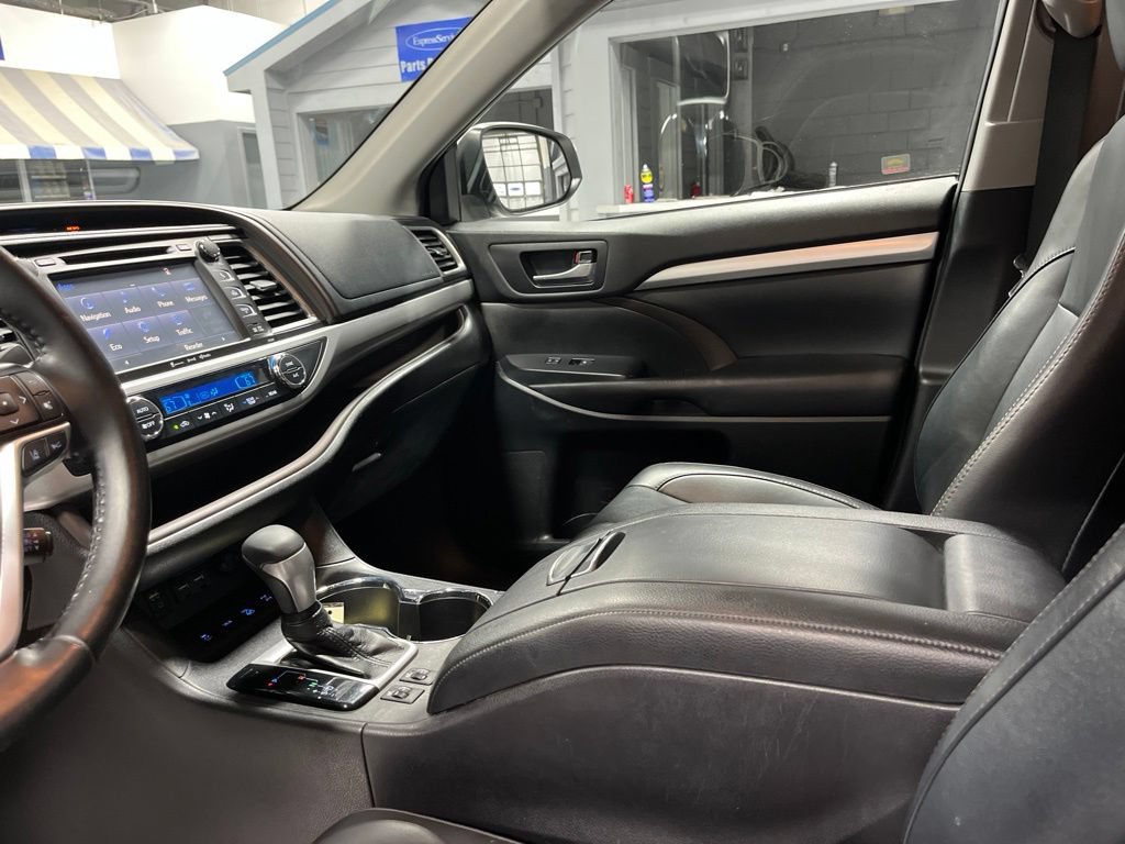 Used 2019 Toyota Highlander XLE AWD/4WD image 16