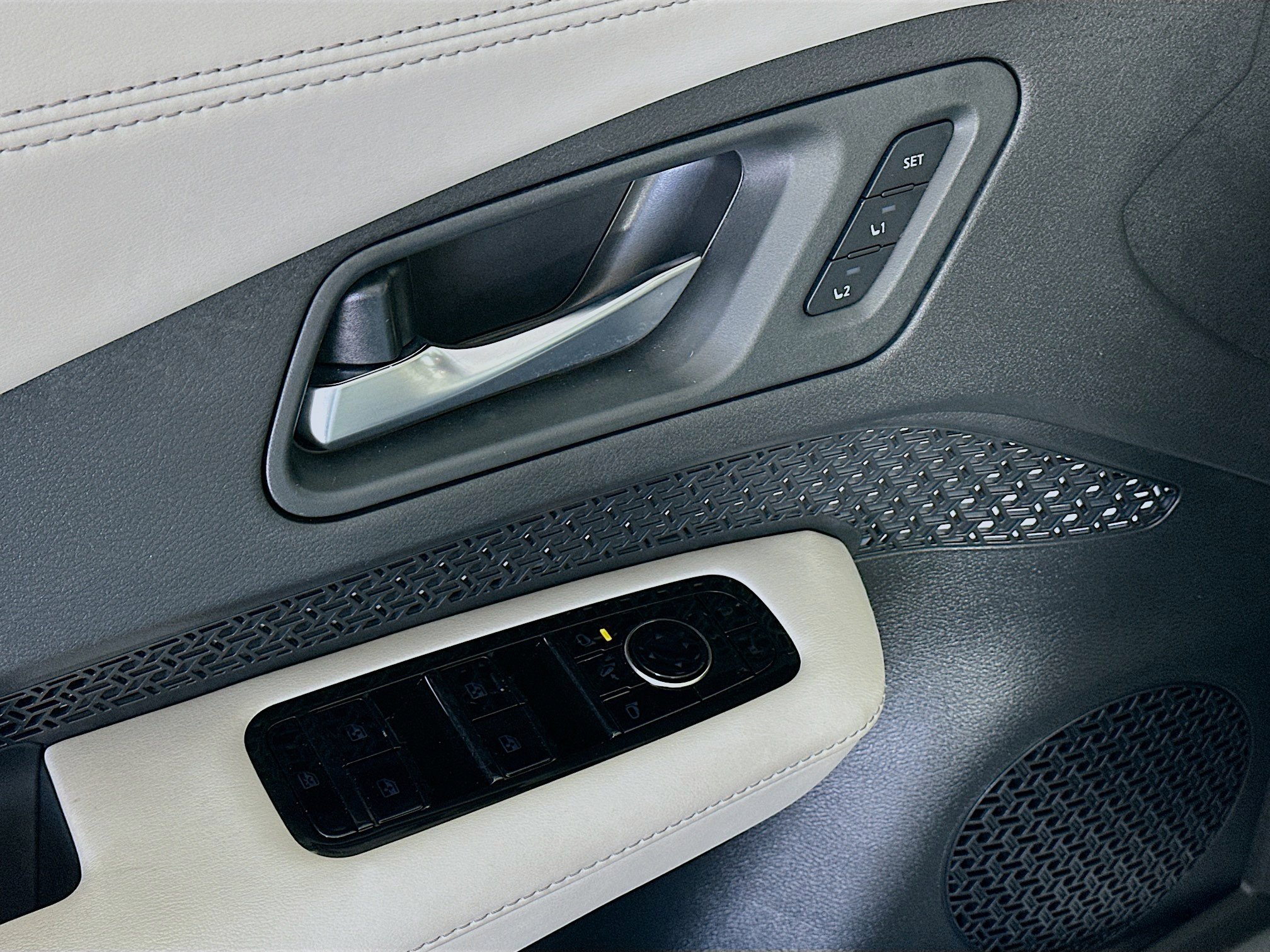 Used 2023 Nissan Ariya FWD image 15