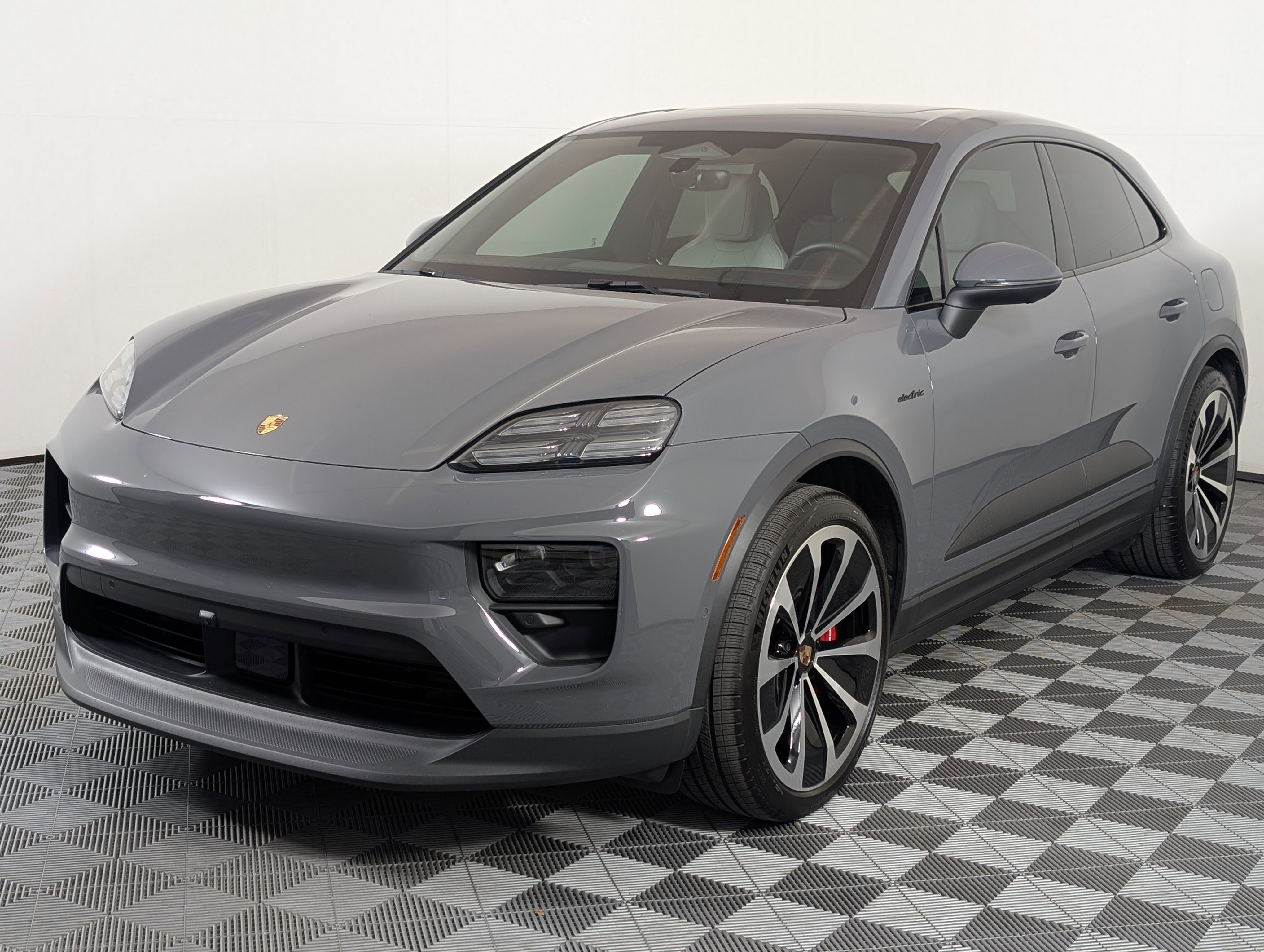 Used 2025 Porsche Macan 4S Electric image 1