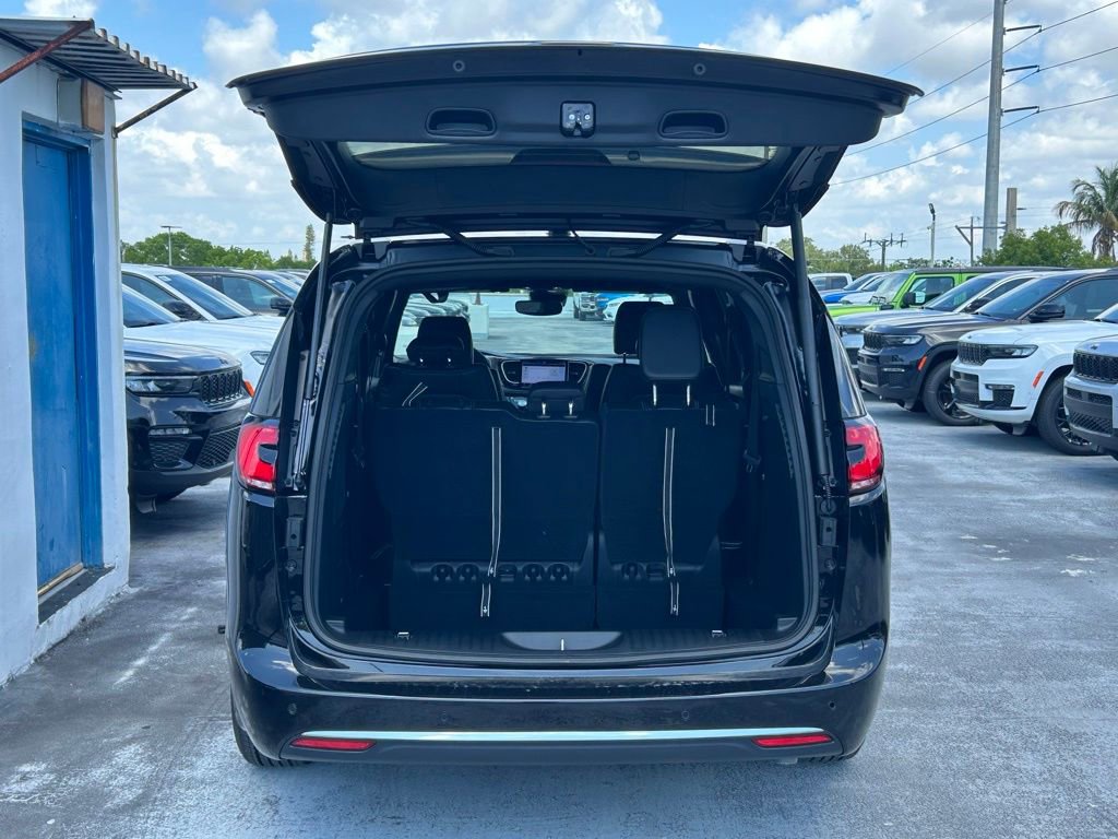 New 2025 Chrysler Pacifica Select w/ Uconnect Theater Family Group image 19