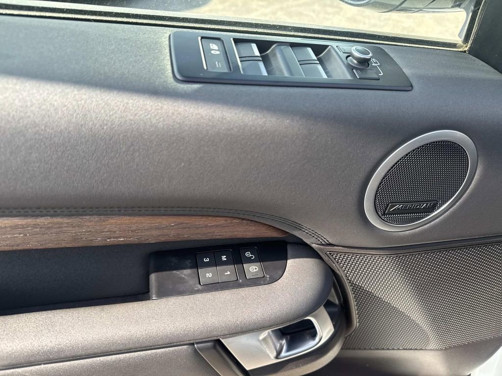 Used 2017 Land Rover Discovery HSE image 22