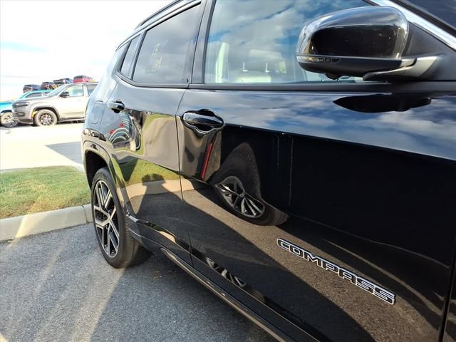 Used 2024 Jeep Compass Limited w/ Elite Group AWD/4WD image 5