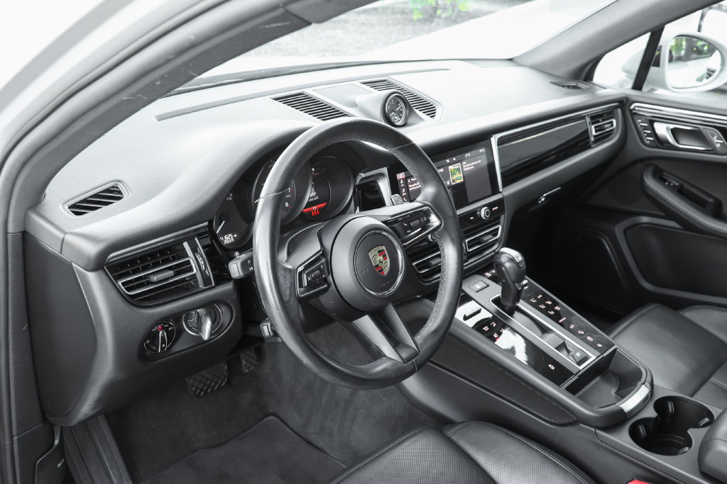 Certified 2023 Porsche Macan Turbo AWD/4WD image 4