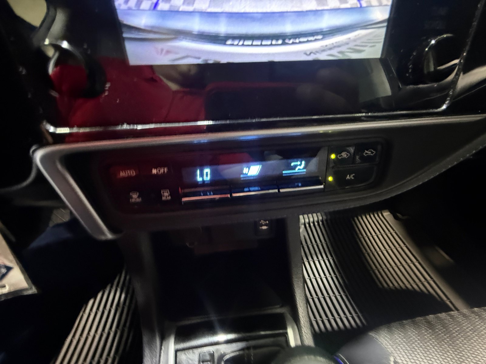 Used 2019 Toyota Corolla SE w/ Carpet Mat Package (TMS) FWD image 31