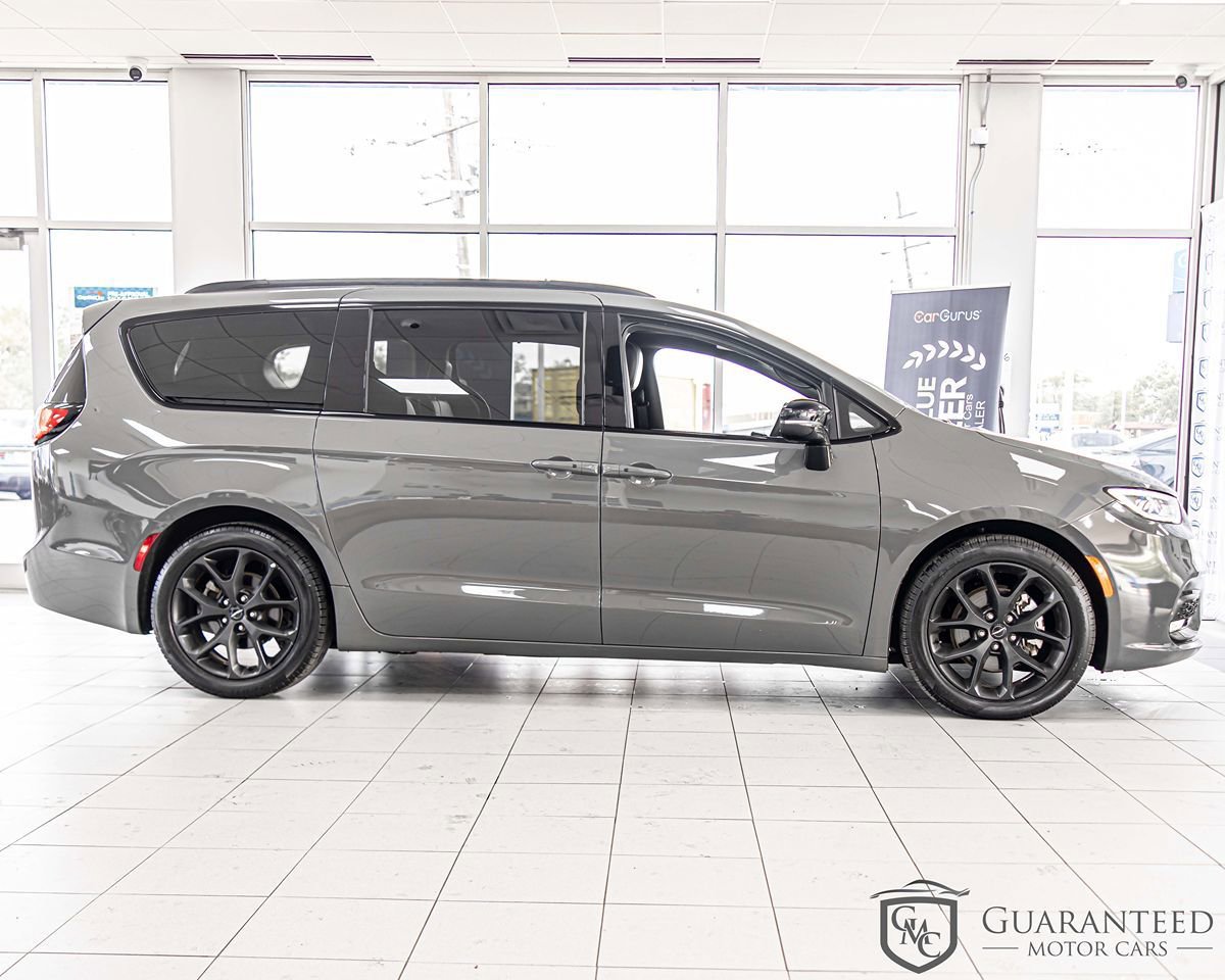 Used 2025 Chrysler Pacifica Limited FWD image 9
