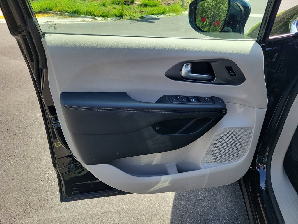 Used 2024 Chrysler Pacifica Limited FWD image 13