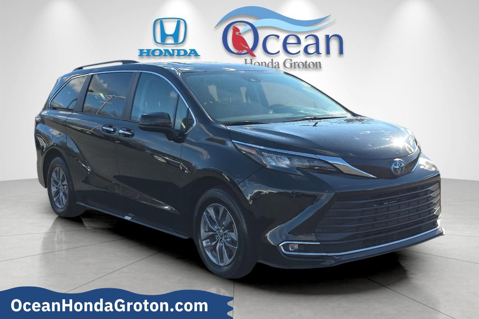 Used 2024 Toyota Sienna XLE image 1
