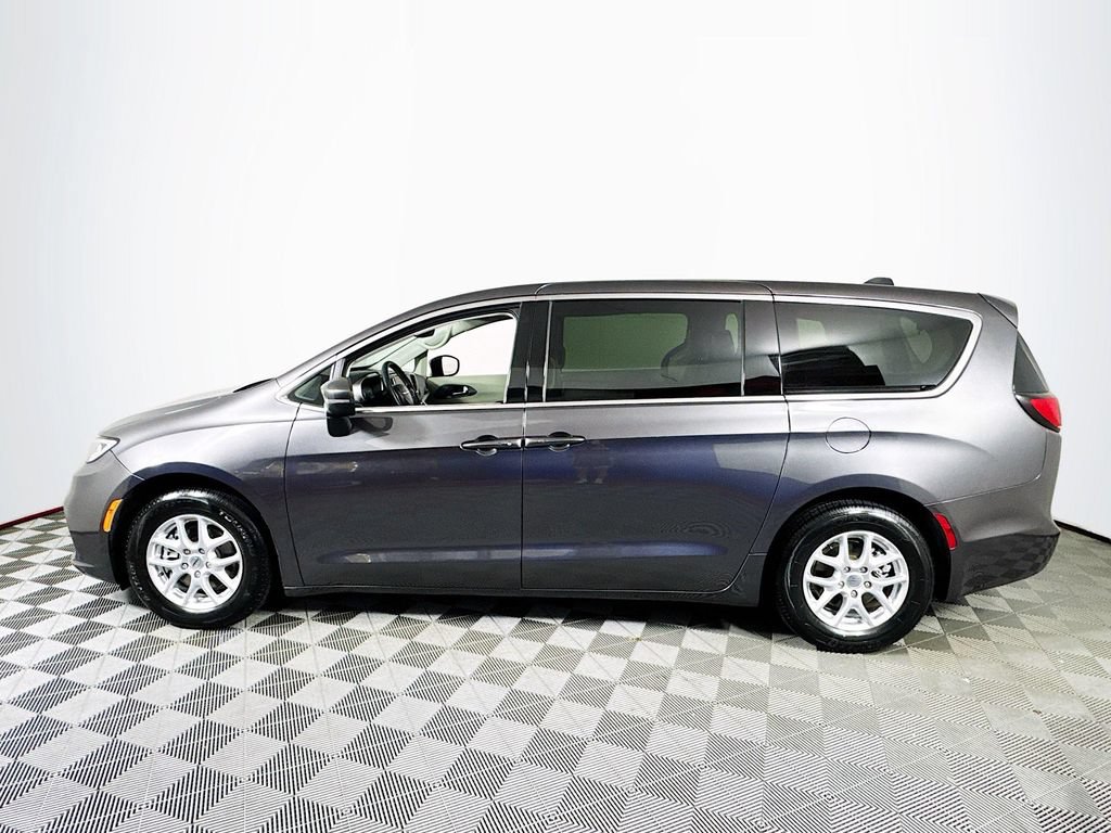 Used 2023 Chrysler Pacifica Touring-L FWD image 4