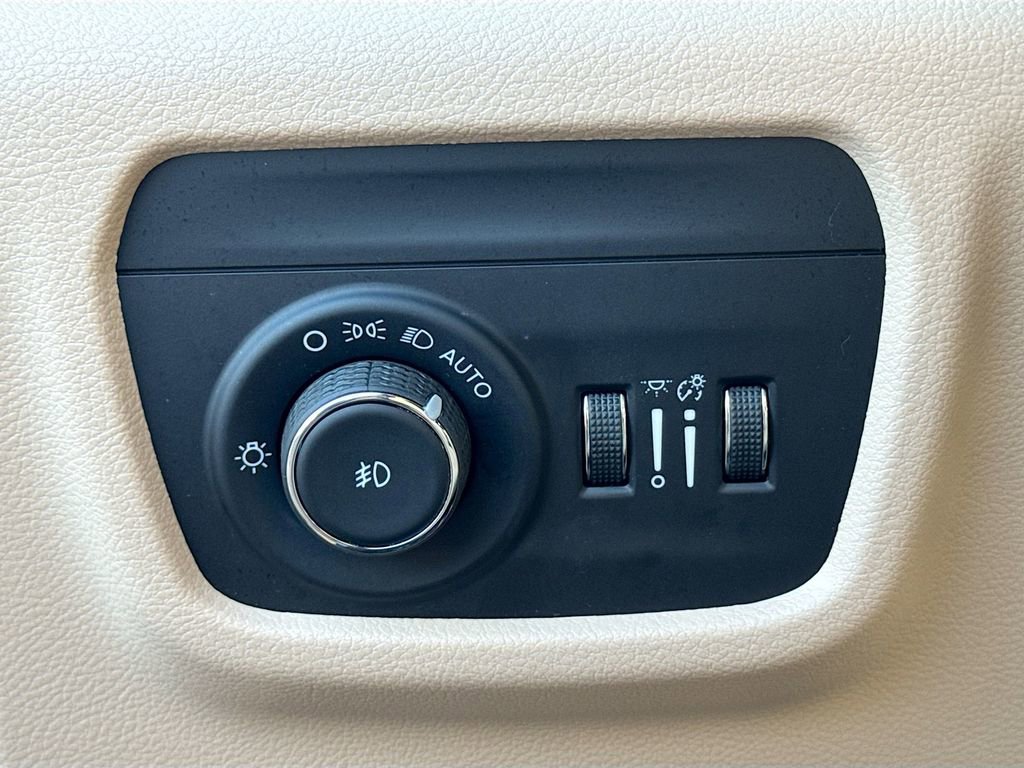 Used 2024 Jeep Grand Cherokee Limited image 6