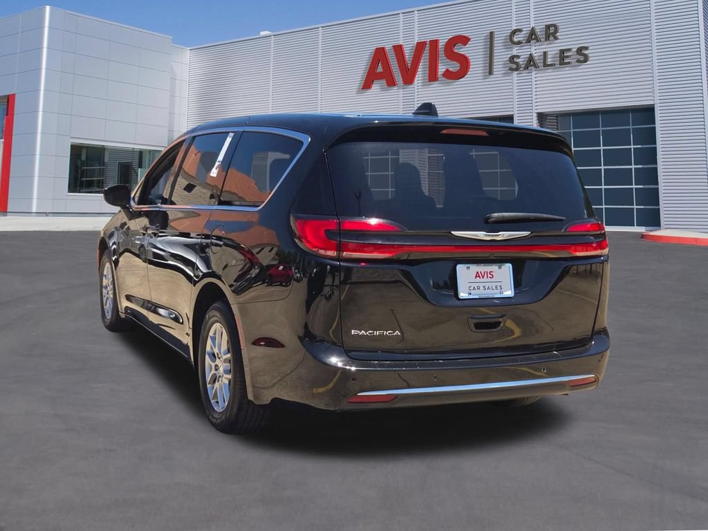 Used 2025 Chrysler Pacifica Select FWD image 3